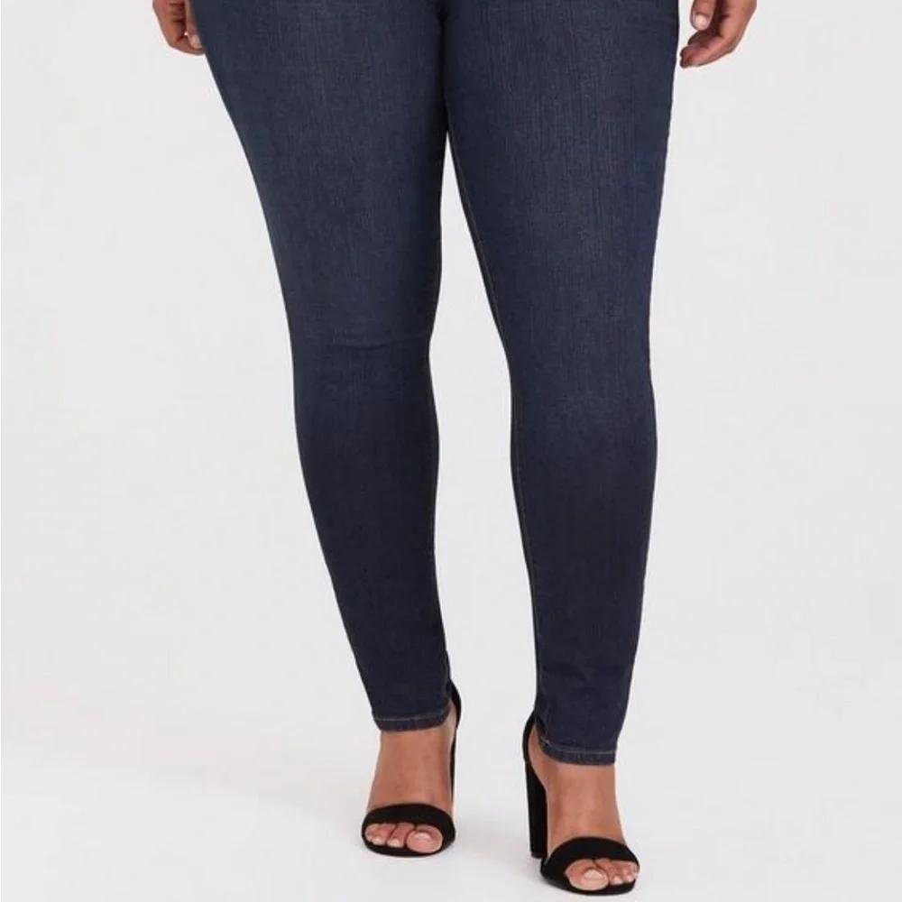 Curvy Skinny Jean - Vintage
Stretch Dark Wash NWT - Picture 3 of 3